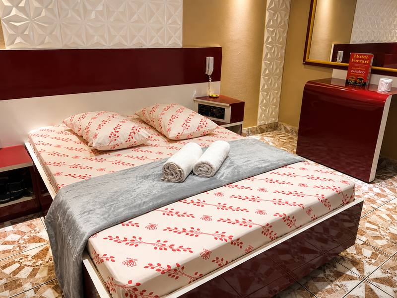 Suíte Standard com uma cama de casal e comandos ao lado da cama