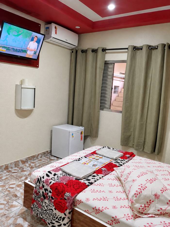 Quarto single com TV de tela plana, ar-condicionado e frigobar