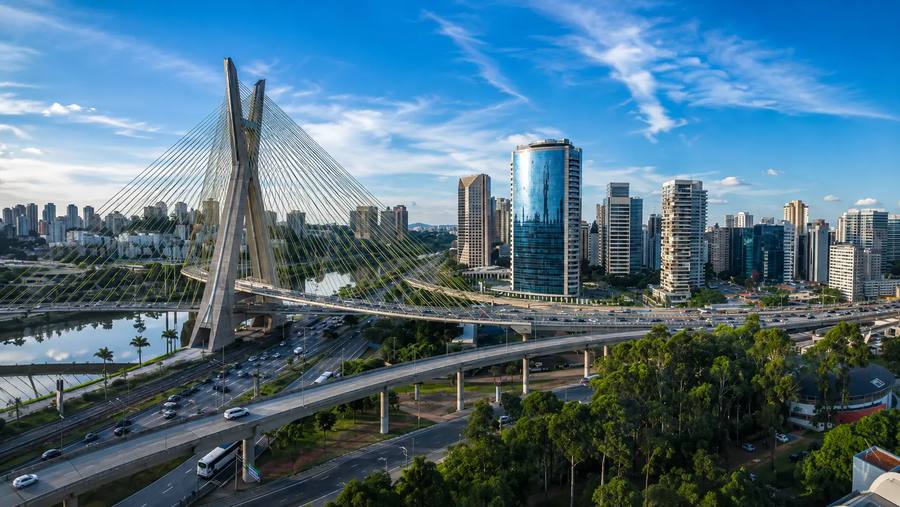 Skyline de São Paulo com a ponte estaiada e o trânsito da cidade