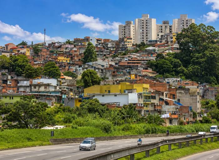 Ruas e casas em encosta na Zona Leste de São Paulo