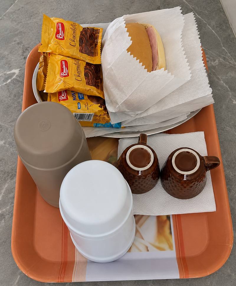 Bandeja de café da manhã com pão, café e bebidas quentes